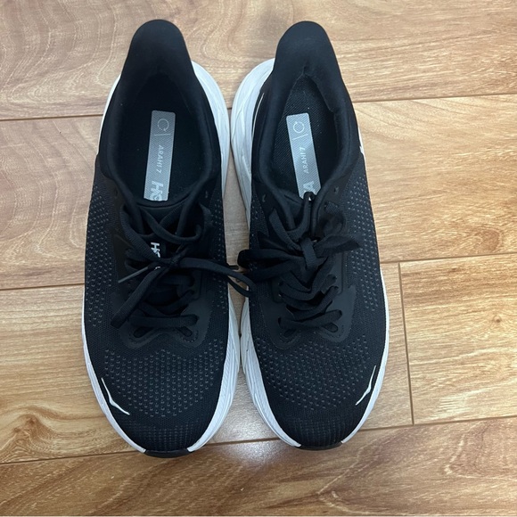 HOKA Arahi 7 Running Shoes – Women’s Size 7.5 – Black/White - Picture 3 of 10